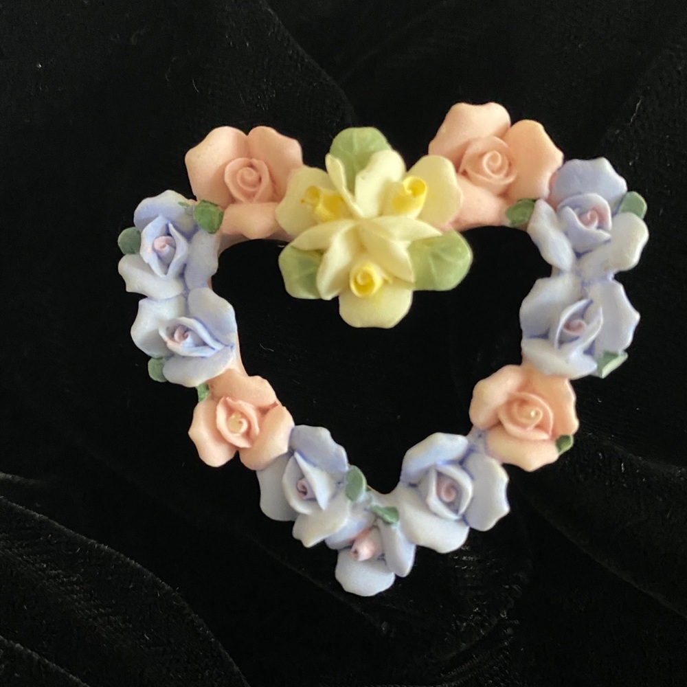 Rose flowers resin heart shape pin